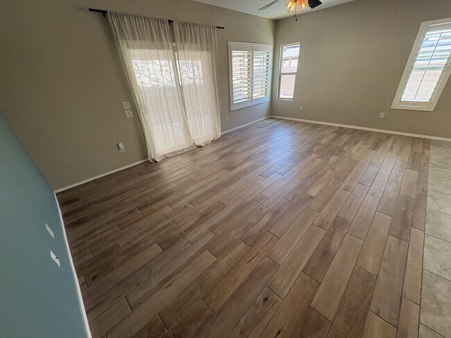 Building Photo - 4 bedroom plus Den 3 car garage with sparkling pool Vail School District