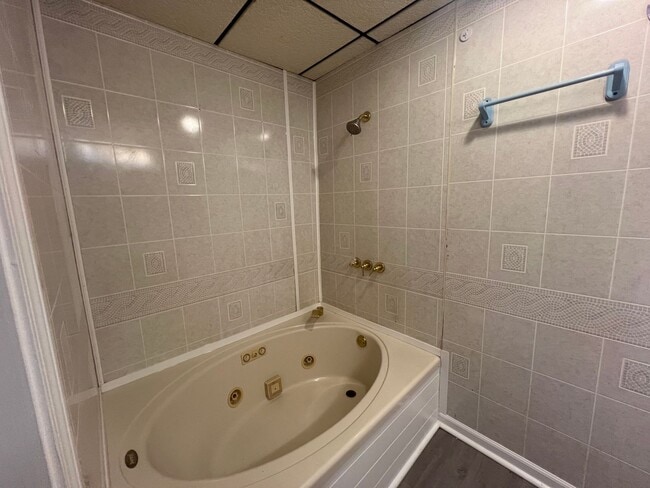 Building Photo - 4 Bedroom 2.5 Bathroom Home