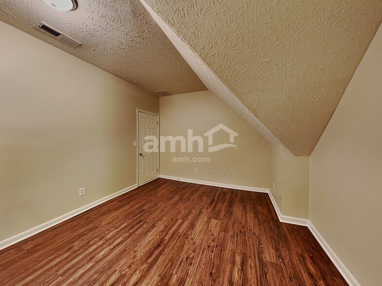 Building Photo - 825 Georgian Hills Dr