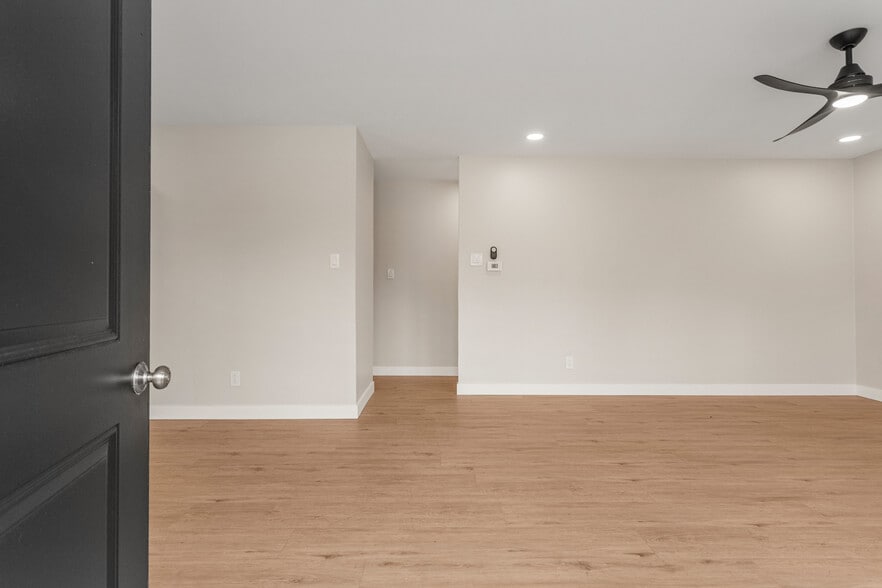 Building Photo - 1710 Crescent Dr