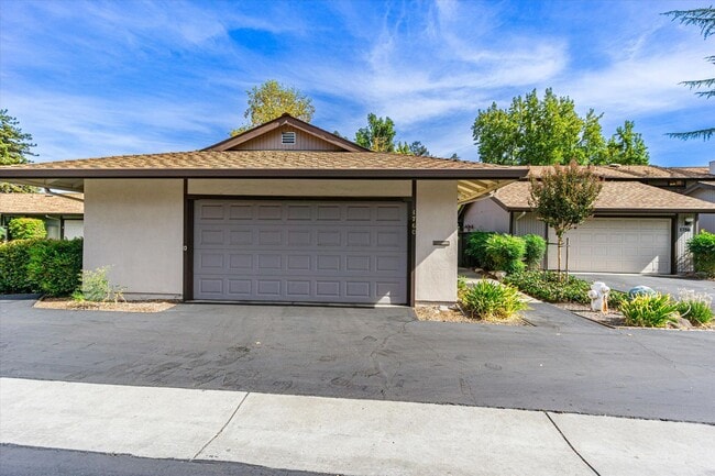 Building Photo - Freshly Renovated, End Unit Town-House Ava...
