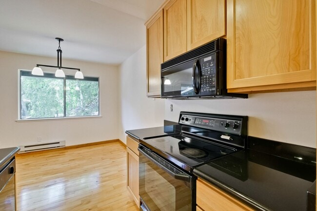 Building Photo - Very Spacious 2BR 2BA Condo in the Heart o...