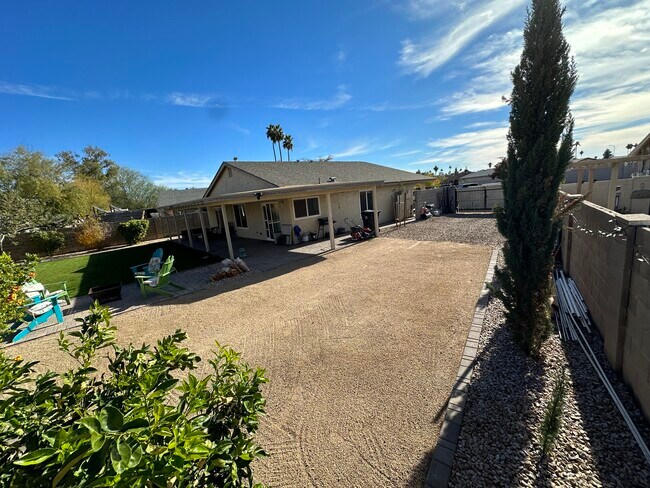 Building Photo - 654 W Gable Ave