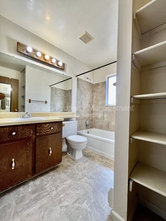 Building Photo - 2582 Ridge Dr