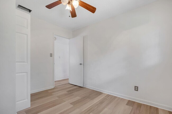 Building Photo - 3421 Sunnyside Dr