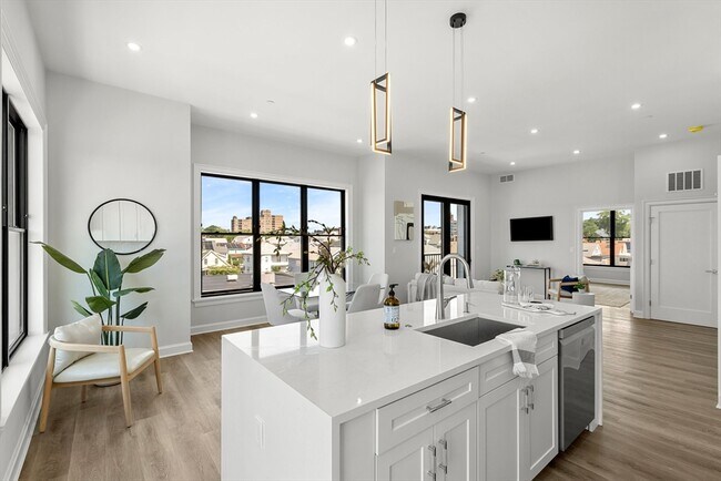 Building Photo - 523 2nd St