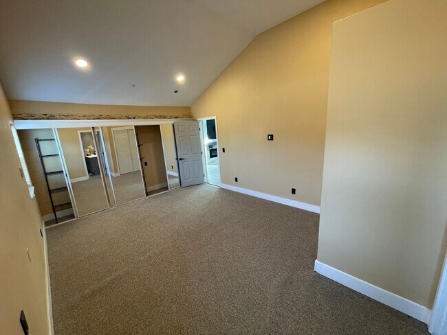 Building Photo - Magalia-2 bed 2 bath, second story duplex,...