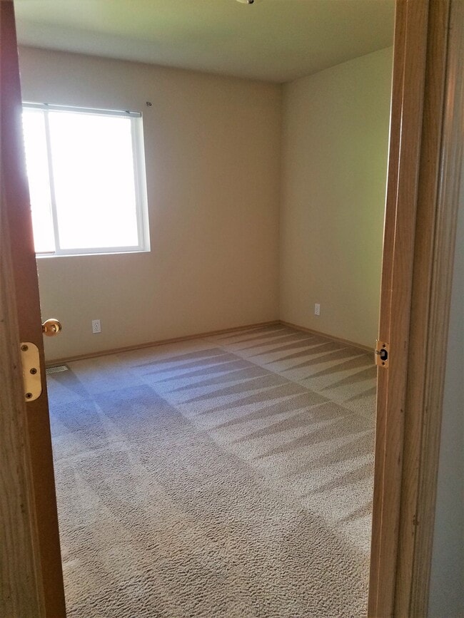 Building Photo - 4 Bedroom 2.5 Bath plus Bonus Room in East...