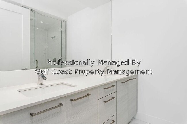 Building Photo - 111 S Pineapple Ave