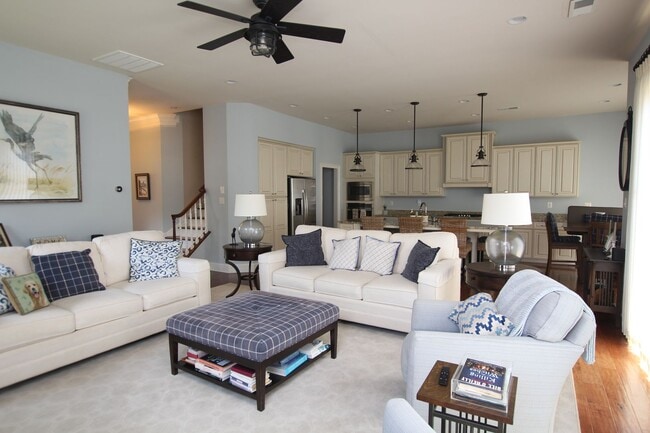 Building Photo - Beautiful Furnished Home Close to Bethany ...