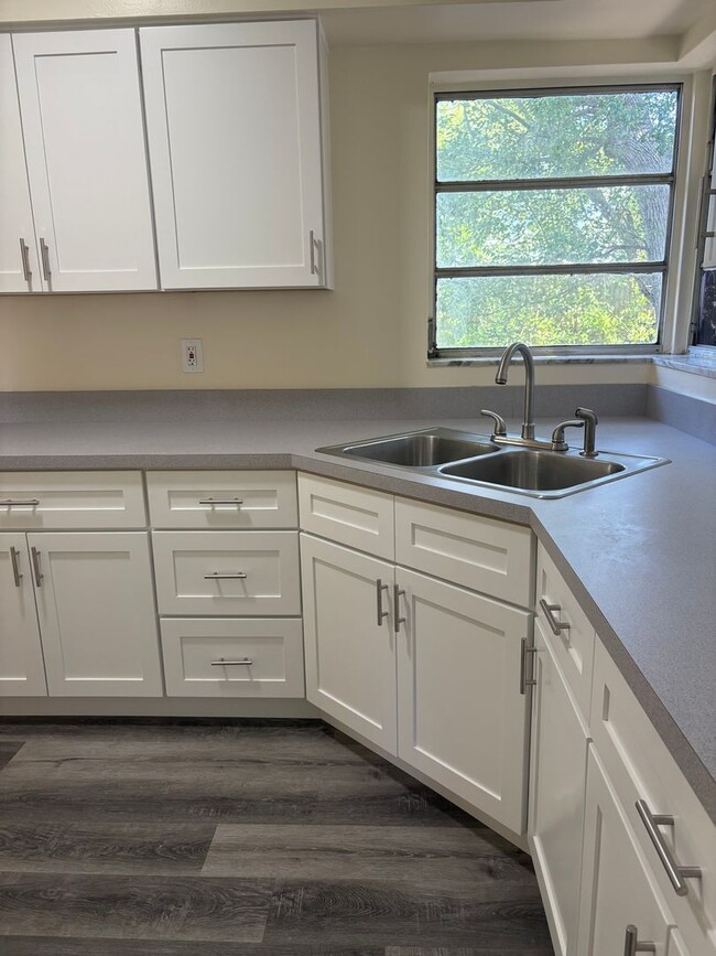 Building Photo - Totally Remodeled Deltona Beauty