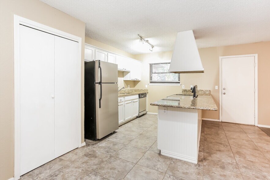 Building Photo - 501 Ramblin Oaks Dr