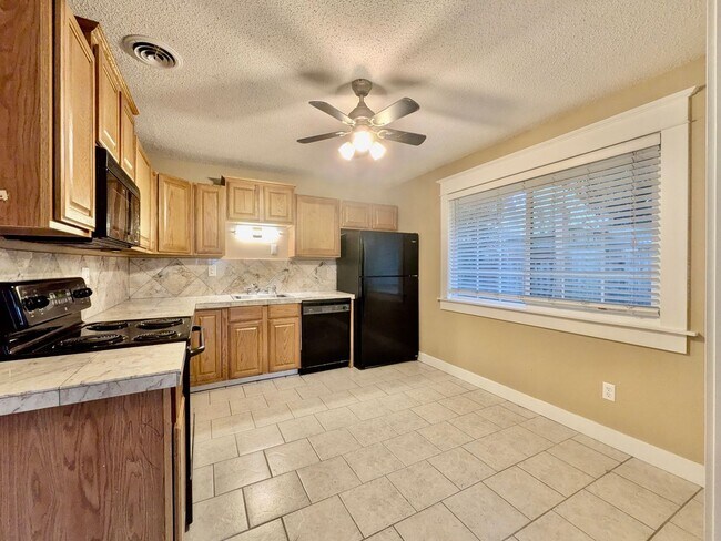 Building Photo - Discover Your New Home in the Heart of the Desirable Sellwood Neighborhood! Water/Sewer/Garbage I...