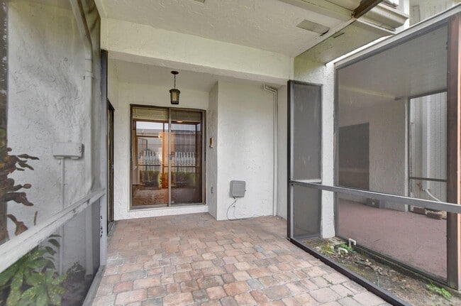Building Photo - 6732 Canary Palm Cir