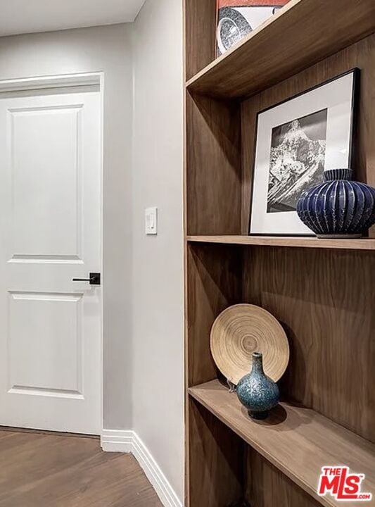 Building Photo - 930 N Doheny Dr