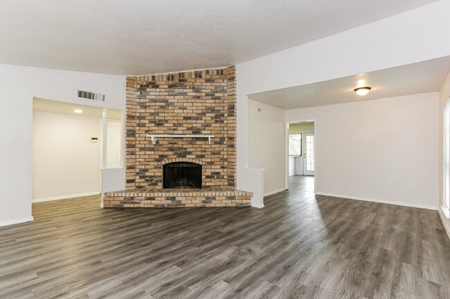 Building Photo - 507 Button Dr