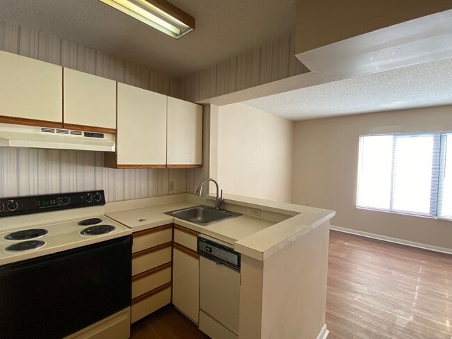 Building Photo - 1600 Park Cir