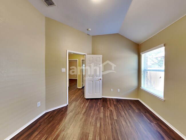 Building Photo - 9613 Glenshee Dr