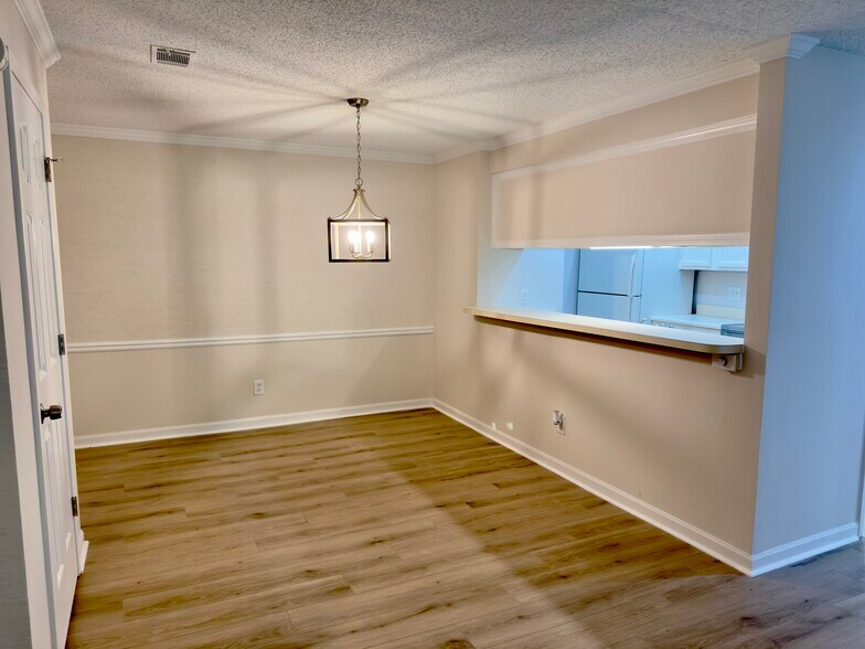 Building Photo - 208 Barrington Hills Dr