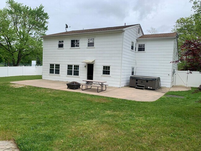 Building Photo - Large House in Cherry Hill East
