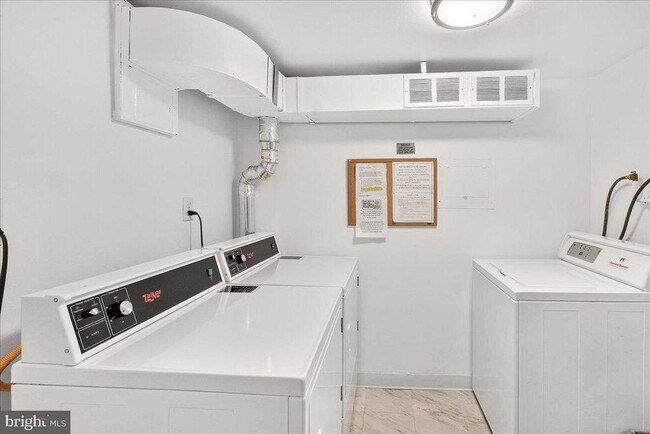 Building Photo - 118 Monroe St