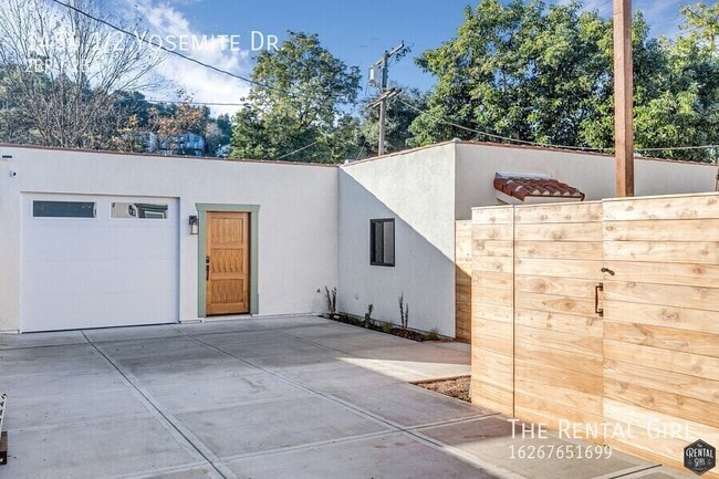 Building Photo - 1454 1/2 Yosemite Dr.-