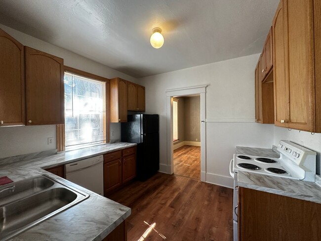 Building Photo - 5 Bed Newly Remodeled Home - PRE-LEASING F...