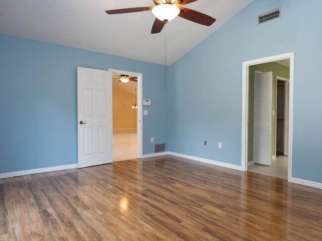 Building Photo - Enjoy Florida living in this spacious 3BR/...