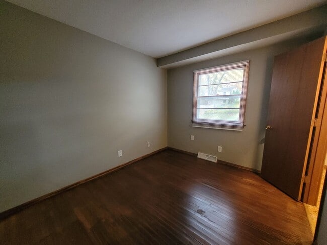 Building Photo - 3 Bedroom, 1.5 Bathroom home with detached garage