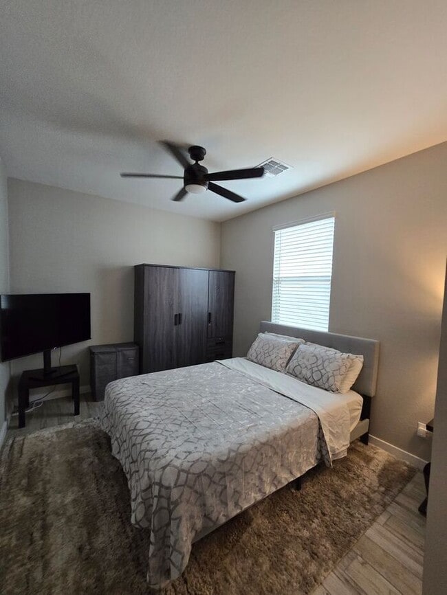 Building Photo - 3 Bedroom, 2 Bath Available Plus a Den!!! ...