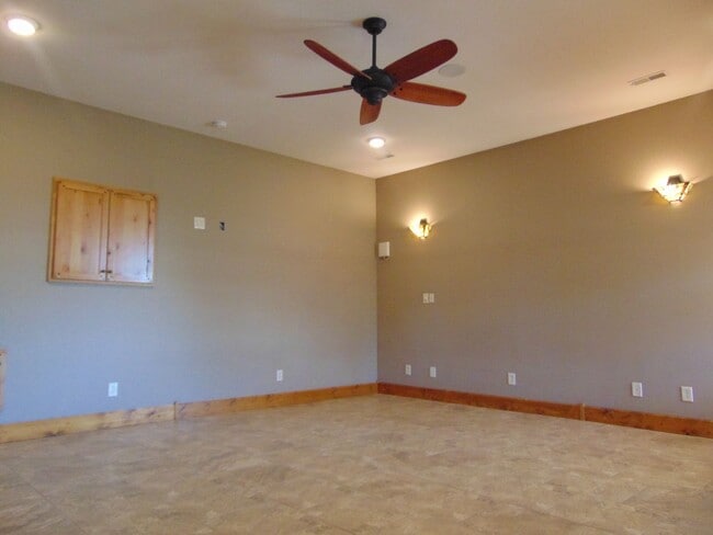 Building Photo - Majestic 3 Bed Mid MO Ranch!