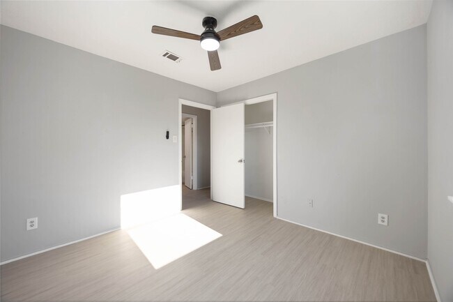 Building Photo - 2302 Green Knoll Dr