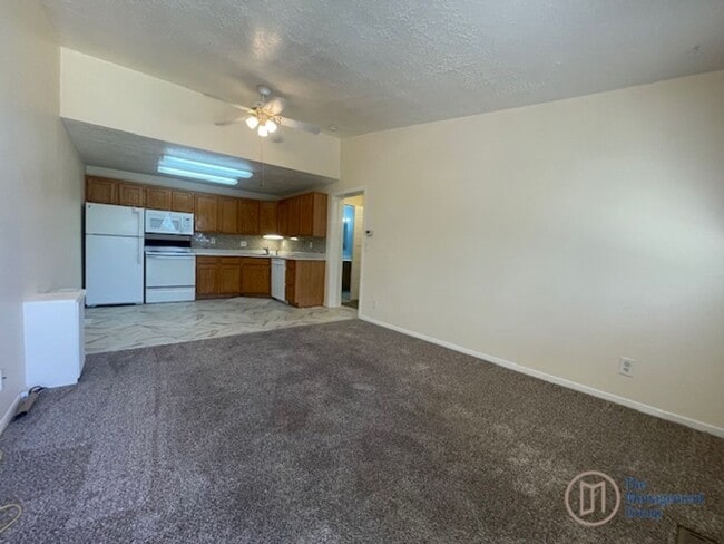 Building Photo - Springtree Condo