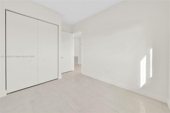 Building Photo - 530 SW 11th Ave