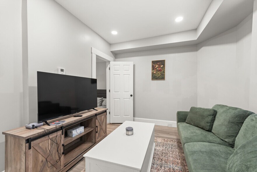Primary Photo - 1326 W 69th St