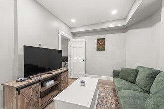 Building Photo - 1322 W 69th St