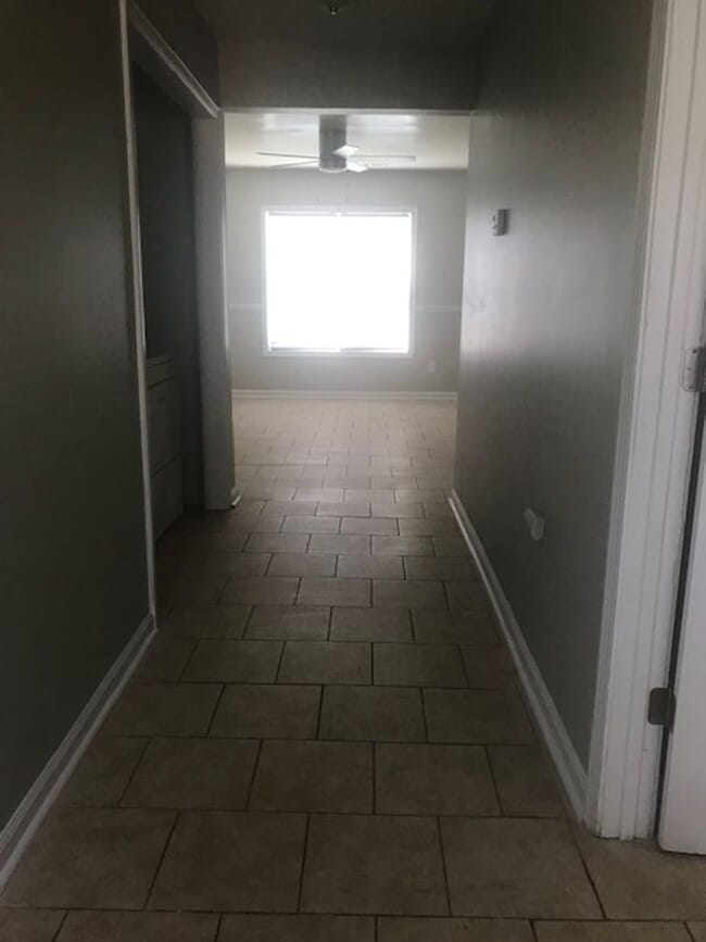 Building Photo - 3 Bedroom End Unit Townhome!