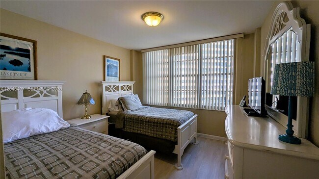 Building Photo - 5161 Collins Ave