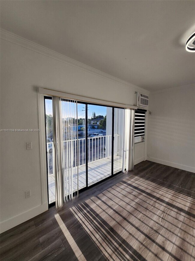 Building Photo - 2101 Normandy Dr