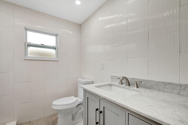 Building Photo - 1727 Holman Dr