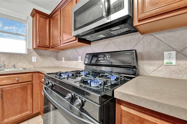 Building Photo - 1906 Rock Ridge Dr