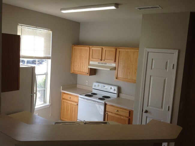 Building Photo - Move-in Ready first floor 2/2 Condo in Lee...
