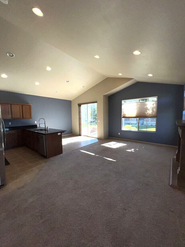 Building Photo - 3 Weeks FREE Rent! Spacious 6-Bedroom Home...