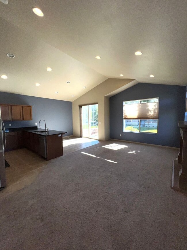 Building Photo - Spacious 6-Bedroom Home with 2 Kitchens in...