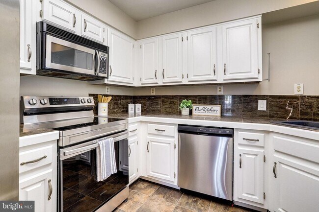 Building Photo - 2911 S Woodstock St