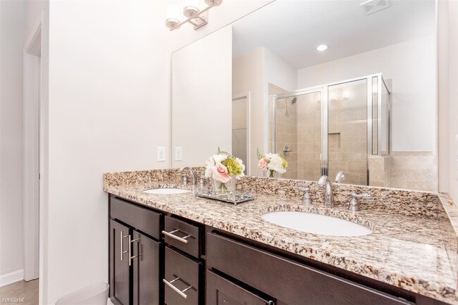 Building Photo - 3 br, 3.5 bath Townhome - 745 Fountainhead...