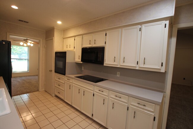 Building Photo - Oversized 4 bedroom 3 bath rental in Tyler...