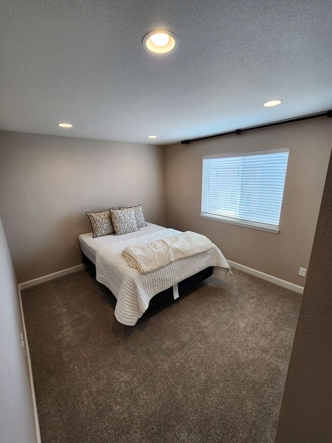 Building Photo - Stunning 4-Bed, 3-Bath Home with Modern Up...