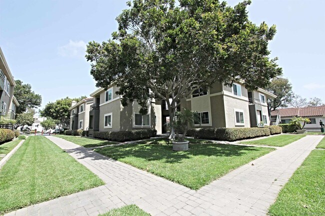 Building Photo - 7575 Charmant Dr