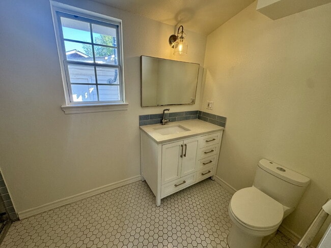 Building Photo - Updated & Charming in the Heart of North C...